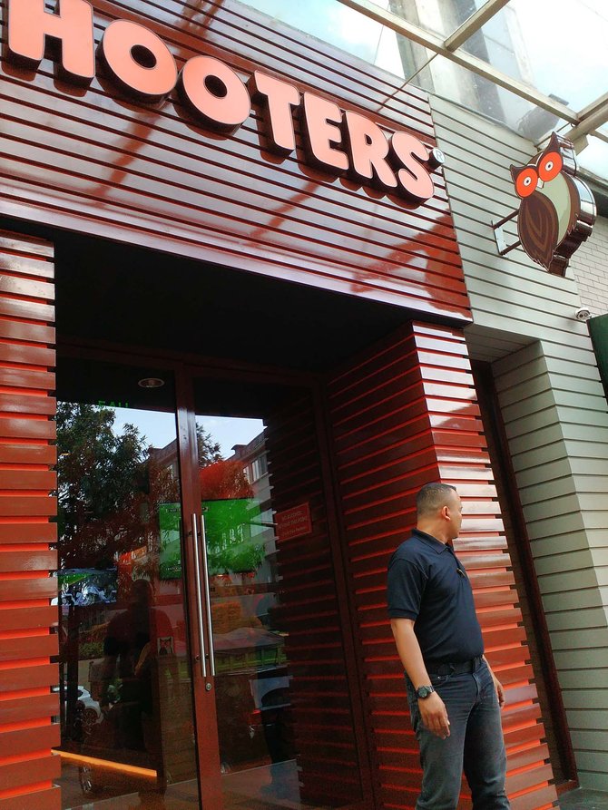 hooters jakarta