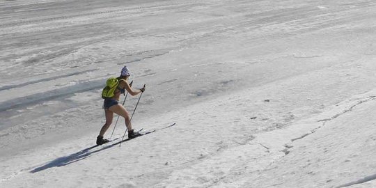 Ekstrem, wanita ini main ski cuma pakai bikini