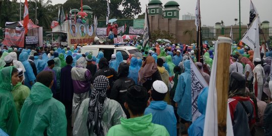 Diguyur hujan, massa aksi 313 mulai bergerak dari Masjid Istiqlal