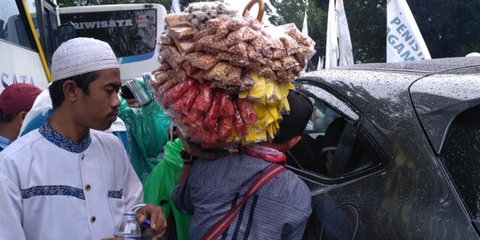 Dagangan penjual asongan diborong pengendara mobil saat aksi 313