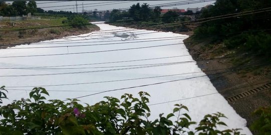 Busa putih penuhi Kali Bekasi karena limbah cuci tong detergen
