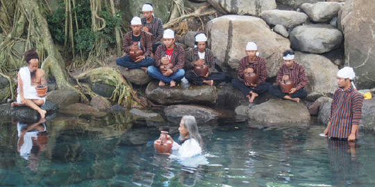 Kirab 7 sumber mata air, warga Klaten doakan Patmi Kartini Kendeng