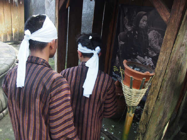 ritual ngangsu banyu suci