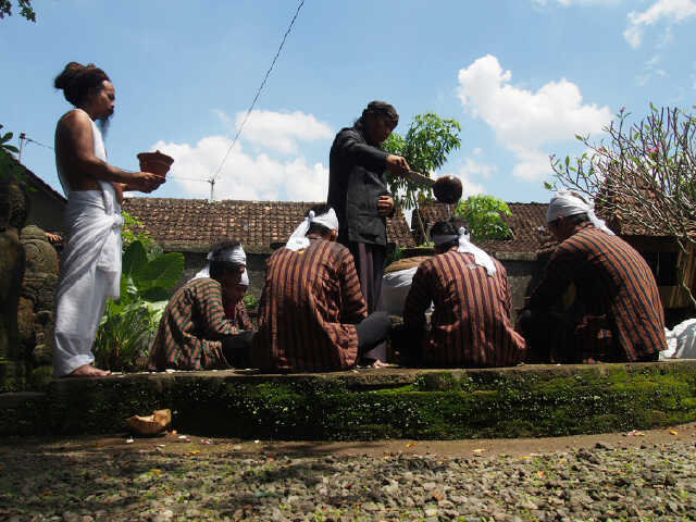 ritual ngangsu banyu suci