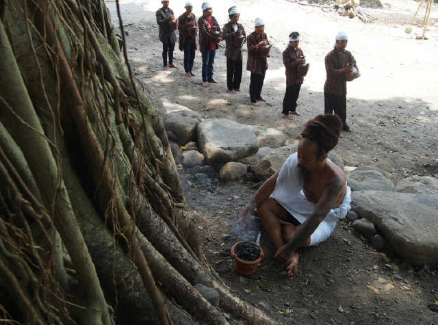 ritual ngangsu banyu suci