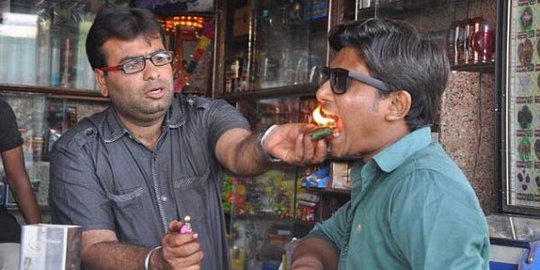 Paan bakar, kuliner pinggir jalan paling ekstrem di India
