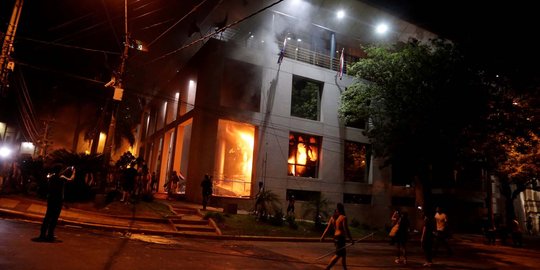 Tolak RUU jabatan presiden, Gedung Kongres Paraguay dibakar massa