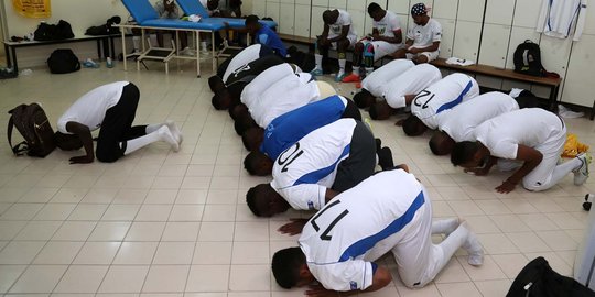 Unik, tim sepak bola ini salat berjemaah sebelum bertanding