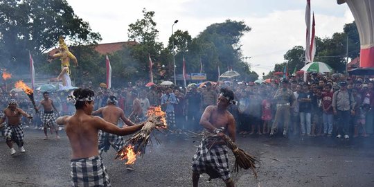 Parade budaya HUT ke-413 Kota Singaraja, puluhan pemuda adat ngamuk