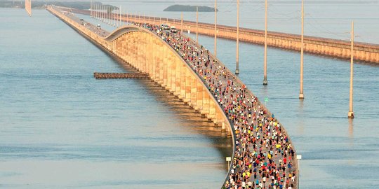 1.500 Pelari bersaing dalam maraton melintasi 42 jembatan di Florida