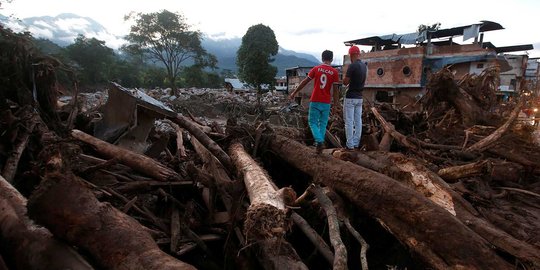 Batang pepohonan bergelimpangan usai banjir bandang menyapu Kolombia