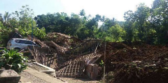 Guyuran hujan hambat proses evakuasi korban tanah longsor Ponorogo