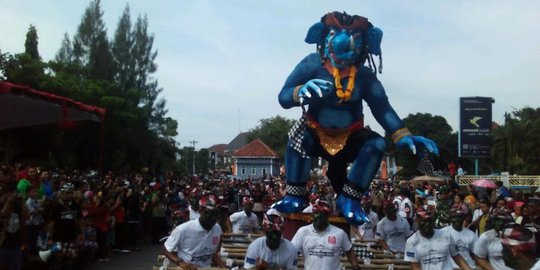 Pawai ogoh-ogoh di Semarang juga diikuti karnaval lintas agama