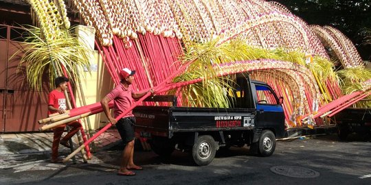 Penjual penjor Galungan di Denpasar kebanjiran orderan