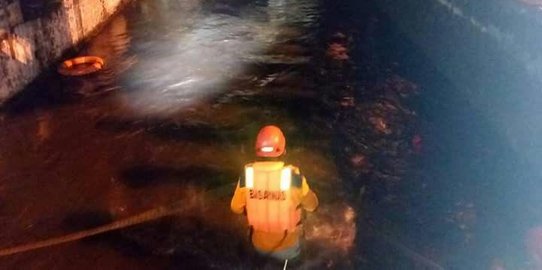 Seorang pria hilang usai jatuh ke parit bersama sepeda motornya