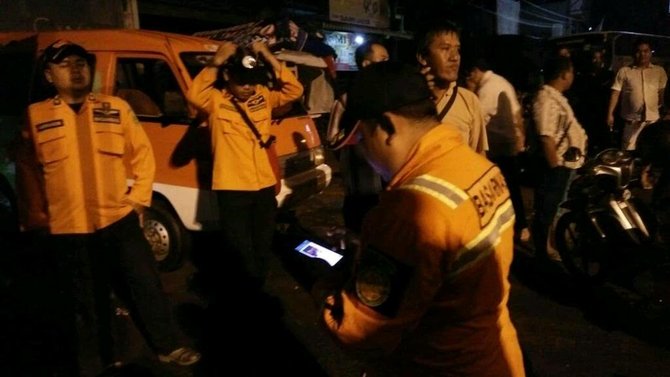 tim sar mencari pria yang hilang jatuh di parit
