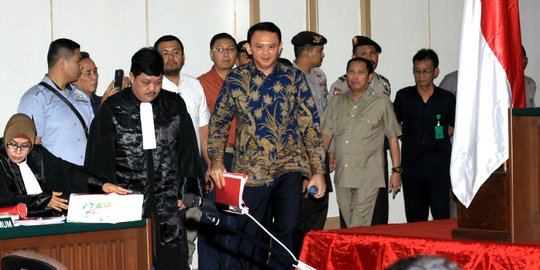 Kubu Ahok tambah barang bukti berupa salinan berita