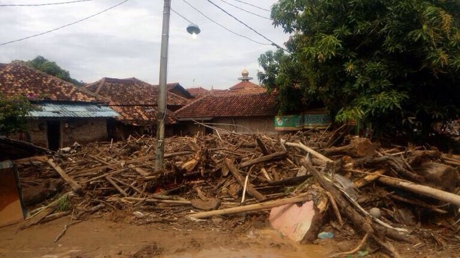 anyer diterjang banjir bandang