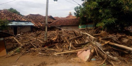 Jalur wisata Anyer terputus akibat banjir bandang