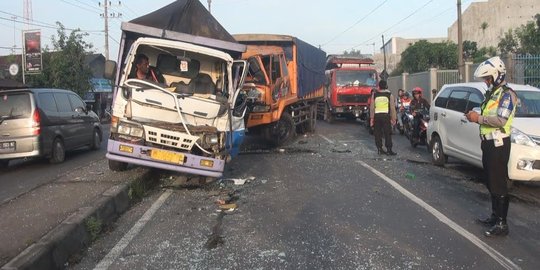 Sopir ngantuk, 3 truk tabrakan beruntun di Jalan Nasional Mojokerto