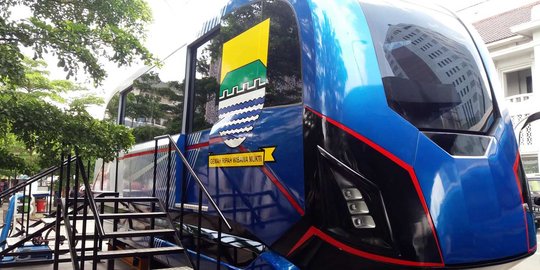 Prototype LRT Metro Kapsul dipajang di Alun-Alun Bandung