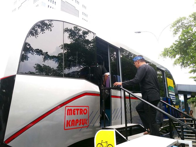 lrt metro kapsul di alun alun bandung