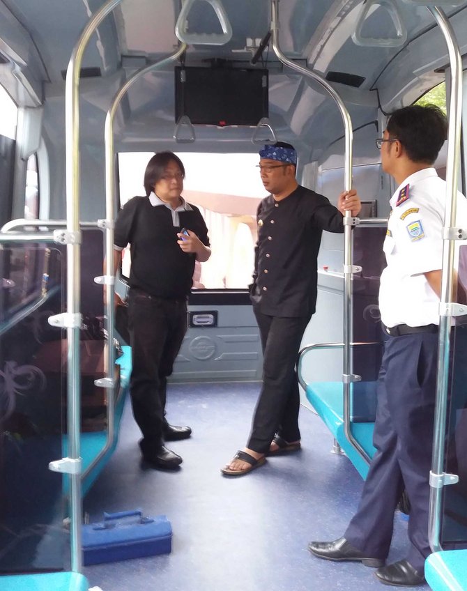 lrt metro kapsul di alun alun bandung