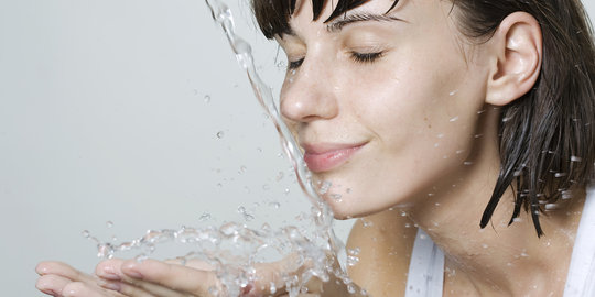 5 Cara paling efektif keluarkan debu dari mata tanpa rasa sakit