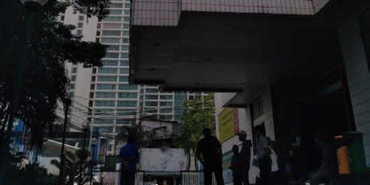 Mahasiswa Perbanas yang lompat dari gedung sempat hantam lampu taman