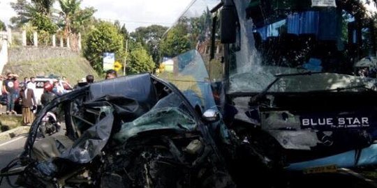 Gagal manuver, sopir Avanza tewas usai hantam bus di Puncak