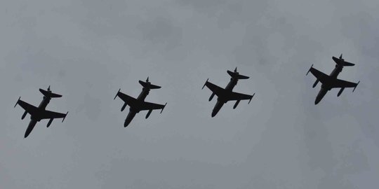 Manuver jet tempur TNI AU hiasi langit Ibu Kota
