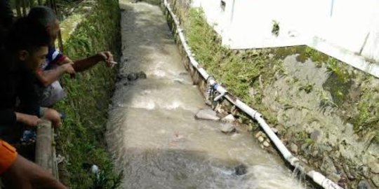 Terobos genangan, 2 pemotor di Temanggung terseret arus & hanyut