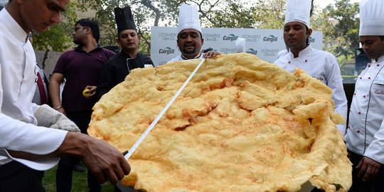 Melihat roti goreng raksasa di India