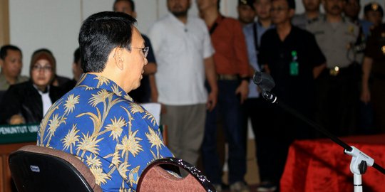 Polisi minta sidang Ahok ditunda, kubu Anies-Sandi protes