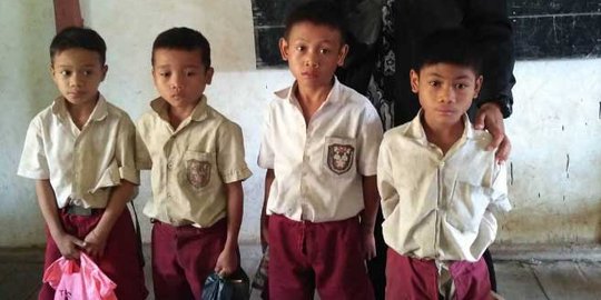 Jalan panjang antarkan bantuan Jokowi untuk anak SD Bengkayang