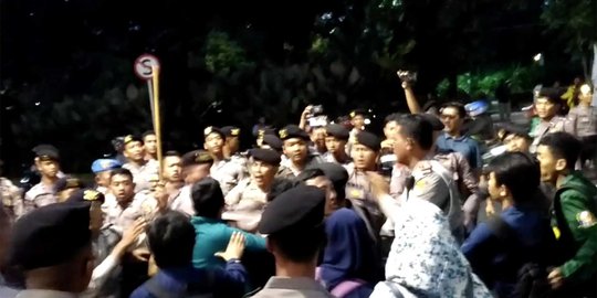Ricuh, demo tolak reklamasi di Balai Kota DKI dibubarkan polisi