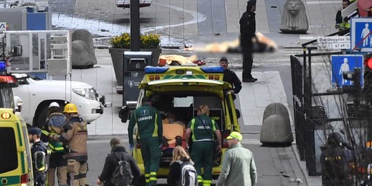 Truk tabrak kerumunan orang di pusat kota Swedia, tiga orang tewas