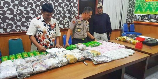 Polda Riau bekuk 2 kurir 40 kg sabu & 160.000 ekstasi asal Malaysia