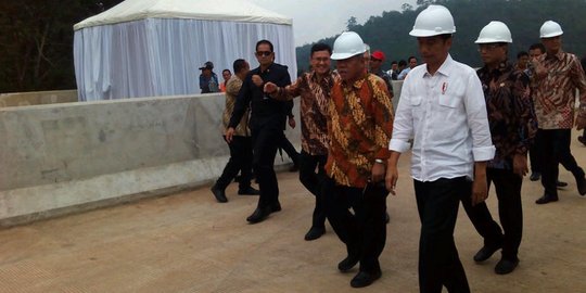 Diguyur hujan, Presiden Jokowi blusukan ke ruas tol Bawen-Salatiga