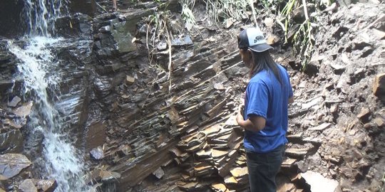 Warga temukan lempengan batu diduga peninggalan Kerajaan Kahuripan