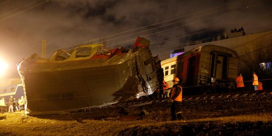 Tabrakan hebat kereta di Rusia, gerbong terbalik & 20 orang terluka