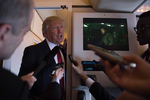 trump di pesawat air force one