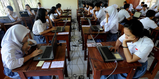 Keseriusan murid SMA mengikuti Ujian Nasional Berbasis Komputer