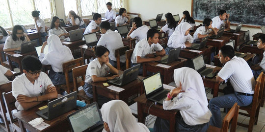 Cuma ada komputer Pentium 1, Madrasah Aliyah di Palembang UN manual