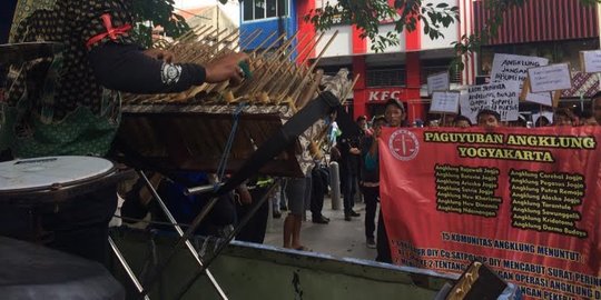 Ogah disamakan dengan pengemis, paguyuban angklung demo di DPRD DIY