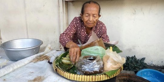 Mbah Satinem, penjual jajan pasar di Yogyakarta langganan Soeharto