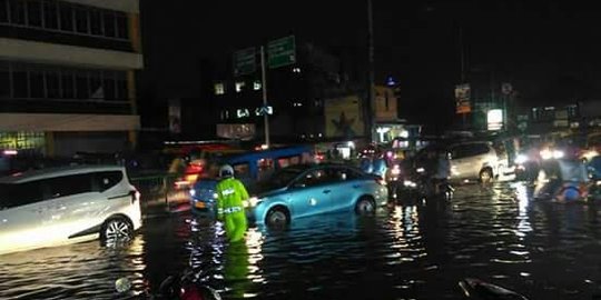 Banjir di depan Terminal Depok lantaran saluran air dipenuhi sampah