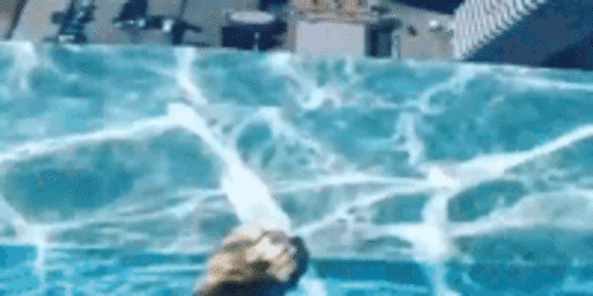 Uji nyali di atas Sky Pool setinggi 152 meter di Houston