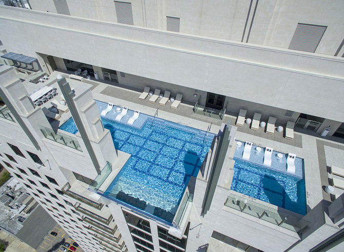 Uji Nyali Di Atas Sky Pool Setinggi 152 Meter Di Houston Merdeka Com