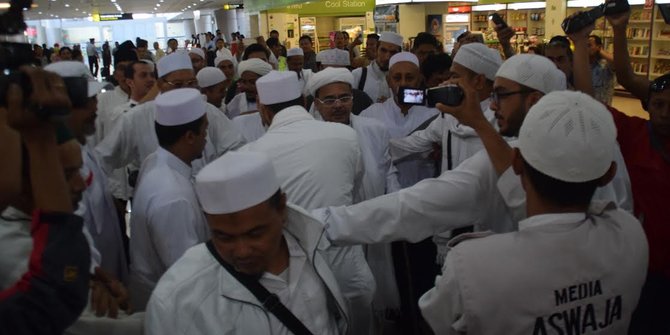 Habib Rizieq datang ke surabaya di kawal ketat dengan ratusan anggota FPI